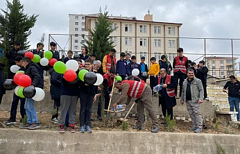 ÖNDER'den 'Türkiye Yeşeriyor, Gazze Güçleniyor' projesi kapsamında fidan dikimi