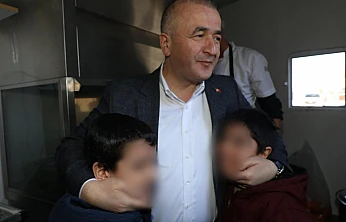 Vali Hatipoğlu Çocuk Evleri Sitesi'nde çocuklarla kar topu oynadı