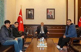 Vali Hatipoğlu'ndan lise öğrencilerine çay