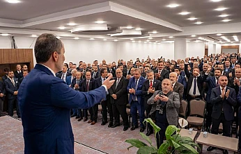 YRP Genel Başkanı Erbakan'dan MKYK üyesi Gül'e plaket