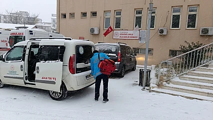 Bu ekip soğuk havaya aldırış etmeden çalışıyor!