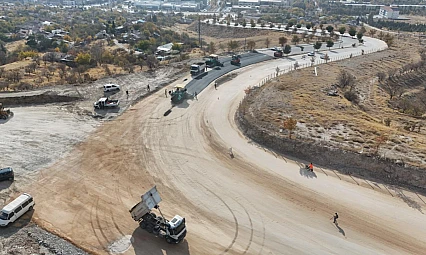 Elazığ Belediyesi'nin yürüttüğü yol yenileme çalışmaları devam ediyor