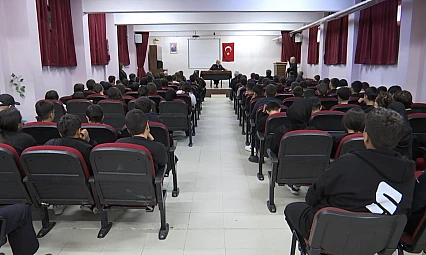Esat Kabaklı söyleşi programında öğrencilerle buluştu