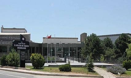 İzmir Devlet Tiyatrosu 'Münasebetsiz' ile Elazığ seyircisiyle buluşuyor