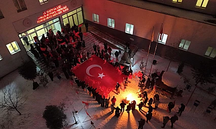 Şehit Fethi Sekin yurt öğrencilerinden bayrağa ve vatana sahip çıkış