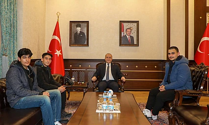 Vali Hatipoğlu'ndan lise öğrencilerine çay