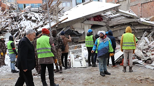 Demirbağ, Malatya'daki enkazlarda arama kurtarma çalışmalarını inceledi