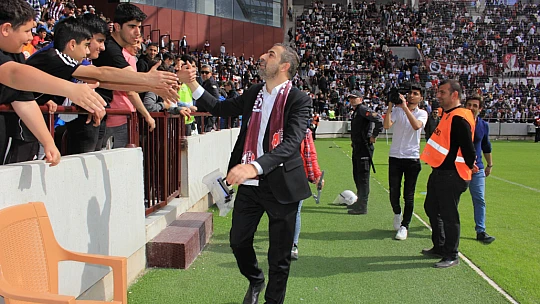 Tribünlerden Işıkver'e sevgi seli