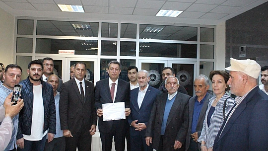 Sivrice Belediye Başkanı Ebubekir Irmak mazbatasını aldı