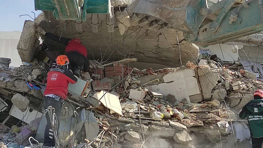 Elazığ İHH Arama ve Kurtarma Ekibi deprem bölgesindeydi