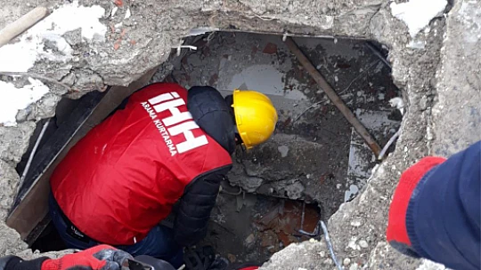 Elazığ İHH Arama ve Kurtarma Ekibi deprem bölgesindeydi