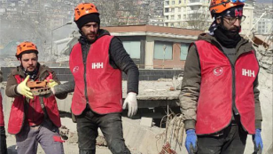 Elazığ İHH Arama ve Kurtarma Ekibi deprem bölgesindeydi