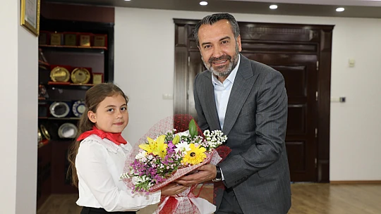 Başkanlık koltuğuna minik Tutar oturdu, talimatını verdi