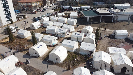 İHH'dan depremzedelere sıcak yemek ve sosyal yardımlar