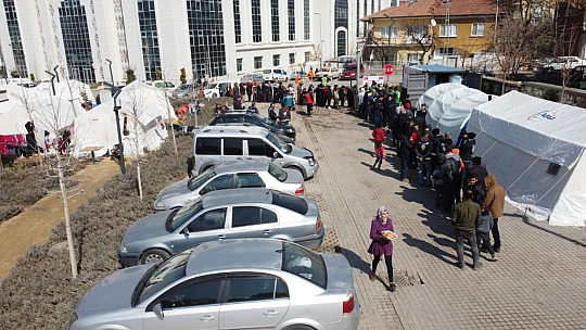 İHH'dan depremzedelere sıcak yemek ve sosyal yardımlar