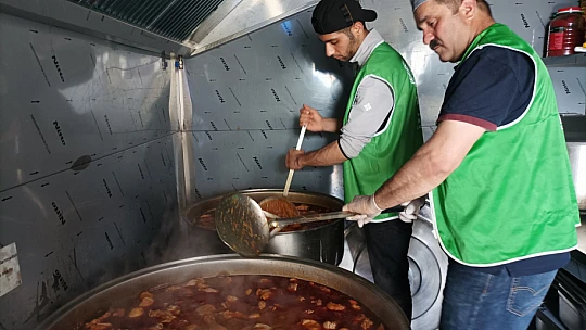 İHH'dan depremzedelere sıcak yemek ve sosyal yardımlar