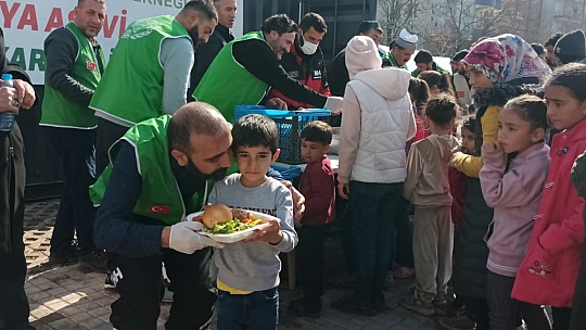 İHH'dan depremzedelere sıcak yemek ve sosyal yardımlar
