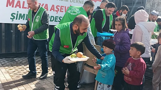 İHH'dan depremzedelere sıcak yemek ve sosyal yardımlar