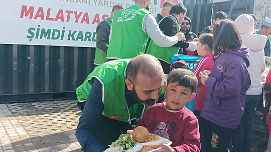 İHH'dan depremzedelere sıcak yemek ve sosyal yardımlar