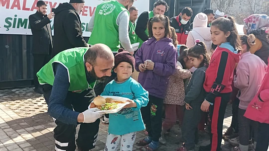 İHH'dan depremzedelere sıcak yemek ve sosyal yardımlar