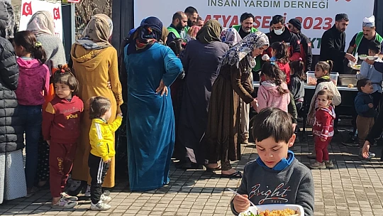 İHH'dan depremzedelere sıcak yemek ve sosyal yardımlar