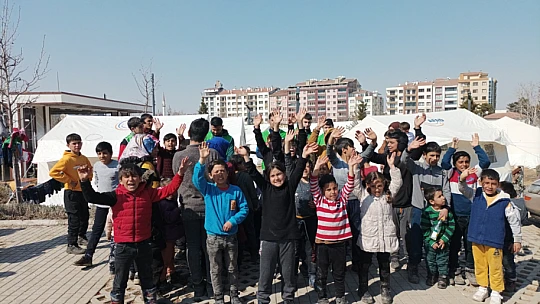 İHH'dan depremzedelere sıcak yemek ve sosyal yardımlar