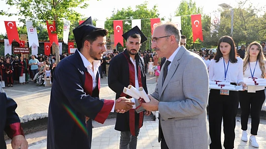 Fırat Üniversitesi'nde mezuniyet heyecanı