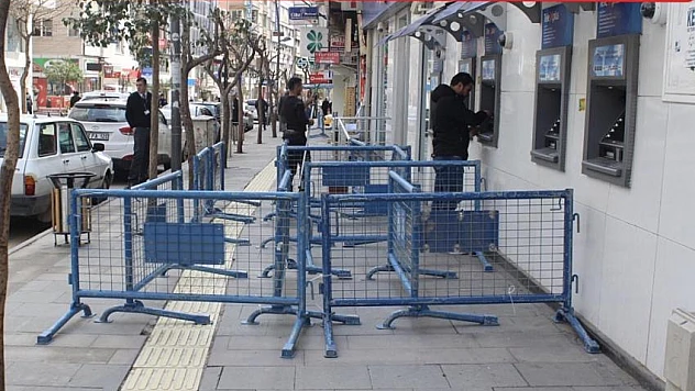 Banka ve ATM Önlerine Sosyal Mesafe Önlemi