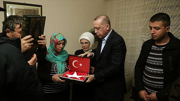 Cumhurbaşkanı Erdoğanʹdan İdlib şehidimizin evine taziye ziyareti