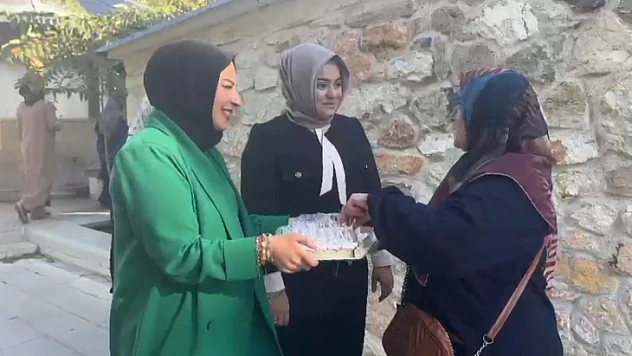 AK Parti Kadın Kollarından Huzurevine ziyaret