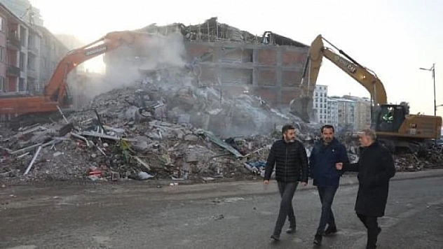Başkan Şerifoğulları, deprem bölgesinde incelemelerde bulundu