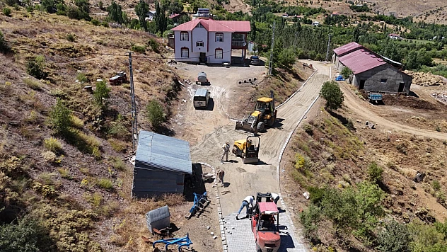 Başkaynak Köyü'nde kilit parke çalışmaları hızla devam ediyor