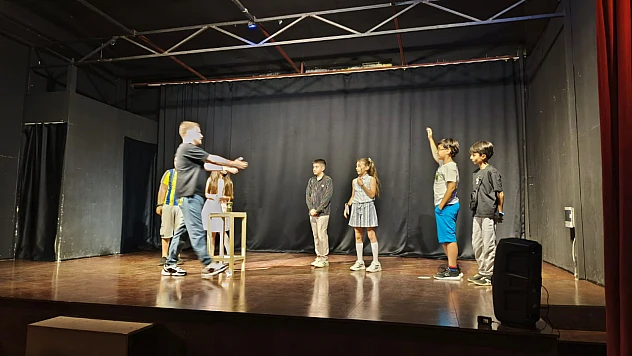 Çocuk Meclisi'nde tiyatral esinti