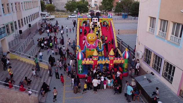 Çocuklar gönüllerince eğleniyorlar