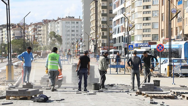 Cumhuriyet Meydanı açılışa hazırlanıyor 