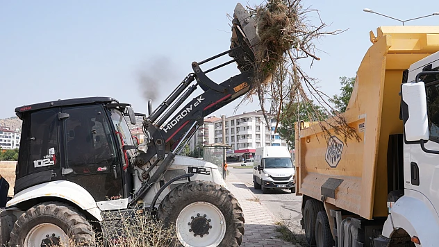 Doğukent Mahallesi'nde Elazığ Belediyesi tarafından temizlik çalışması yapıldı