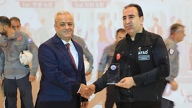 Eğitimleri Başarı İle Tamamlayan ELBAK'a belgeleri takdim edildi