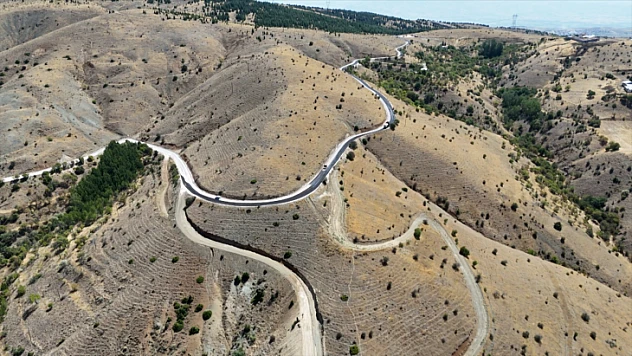 Elazığ Belediyesi, 8 mahallede yol yapım çalışması gerçekleştiriyor