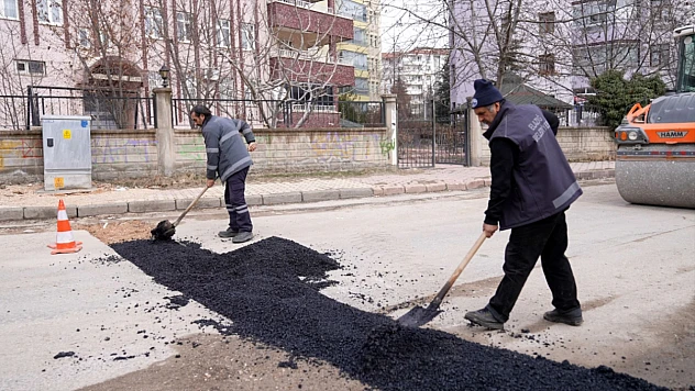 Elazığ Belediyesi, asfalt yama uygulamalarını sürdürüyor