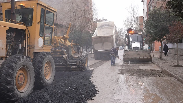 Elazığ Belediyesi, cadde ve sokaklarda asfalt yama çalışması başlattı