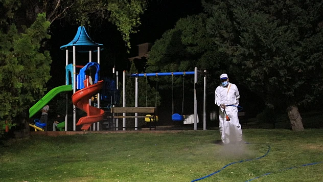 Elazığ Belediyesi ekipleri ilaçlama çalışmalarını sürdürüyor