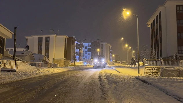 Elazığ Belediyesi ekipleri, karla mücadele için gece gündüz sahada