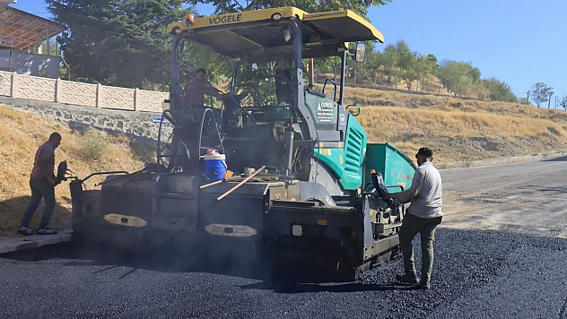 Elazığ Belediyesi, Esentepe Mahallesi'nde yol yenileme çalışması yapıyor