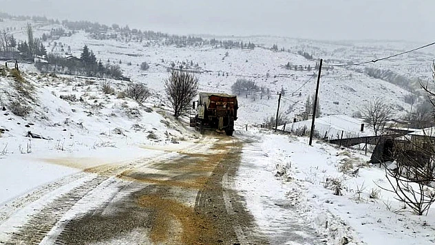 Elazığ Belediyesi karla mücadele çalışmalarına aralıksız devam ediyor
