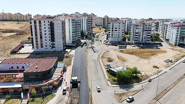 Elazığ Belediyesi, kent genelinde yol yenileme çalışmalarını sürdürüyor