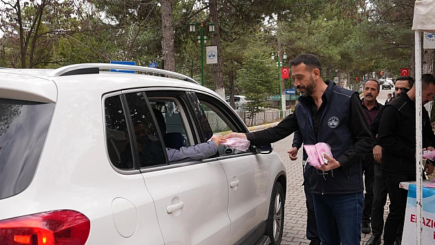 Elazığ Belediyesi, mezarlıklarda ücretsiz Yasin-i şerif dağıttı