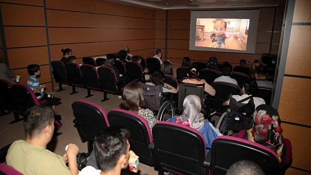Elazığ Belediyesi'nden engelli çocuklara sinema keyfi