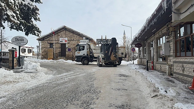 Elazığ Belediyesi'nden Harput'ta kar temizliği