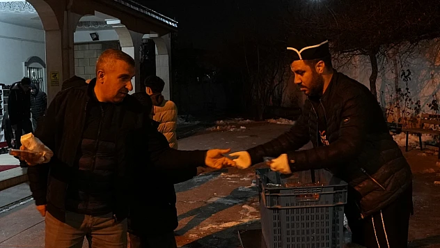 Elazığ Belediyesi'nden Miraç Kandili'nde kandil simidi ve tatlı ikramı