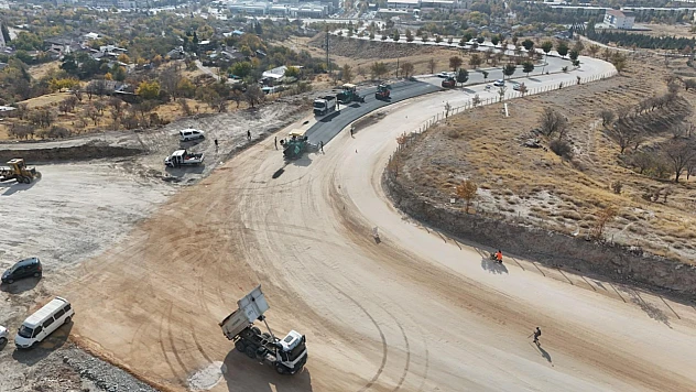 Elazığ Belediyesi'nin yürüttüğü yol yenileme çalışmaları devam ediyor